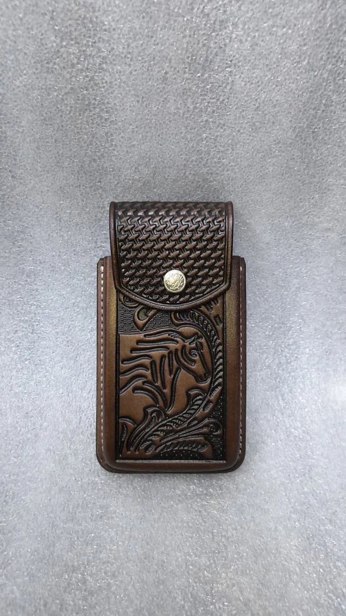 Funda Porta Celular de Piel – Nuevos Diseños - Cabalgando - Cafe tinto