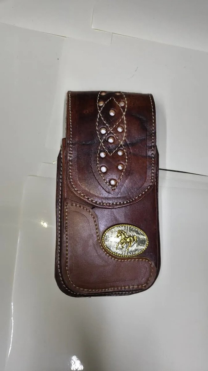 Funda Porta Celular de Piel – Nuevos Diseños - Boot - Cafe Caballo placa - Cafe oscuro
