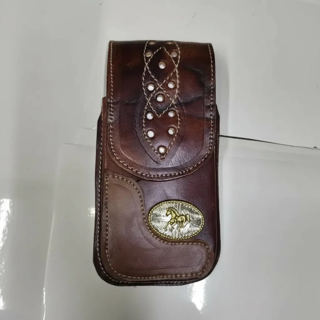 Funda Porta Celular de Piel – Nuevos Diseños - Caballo placa - Cafe oscuro