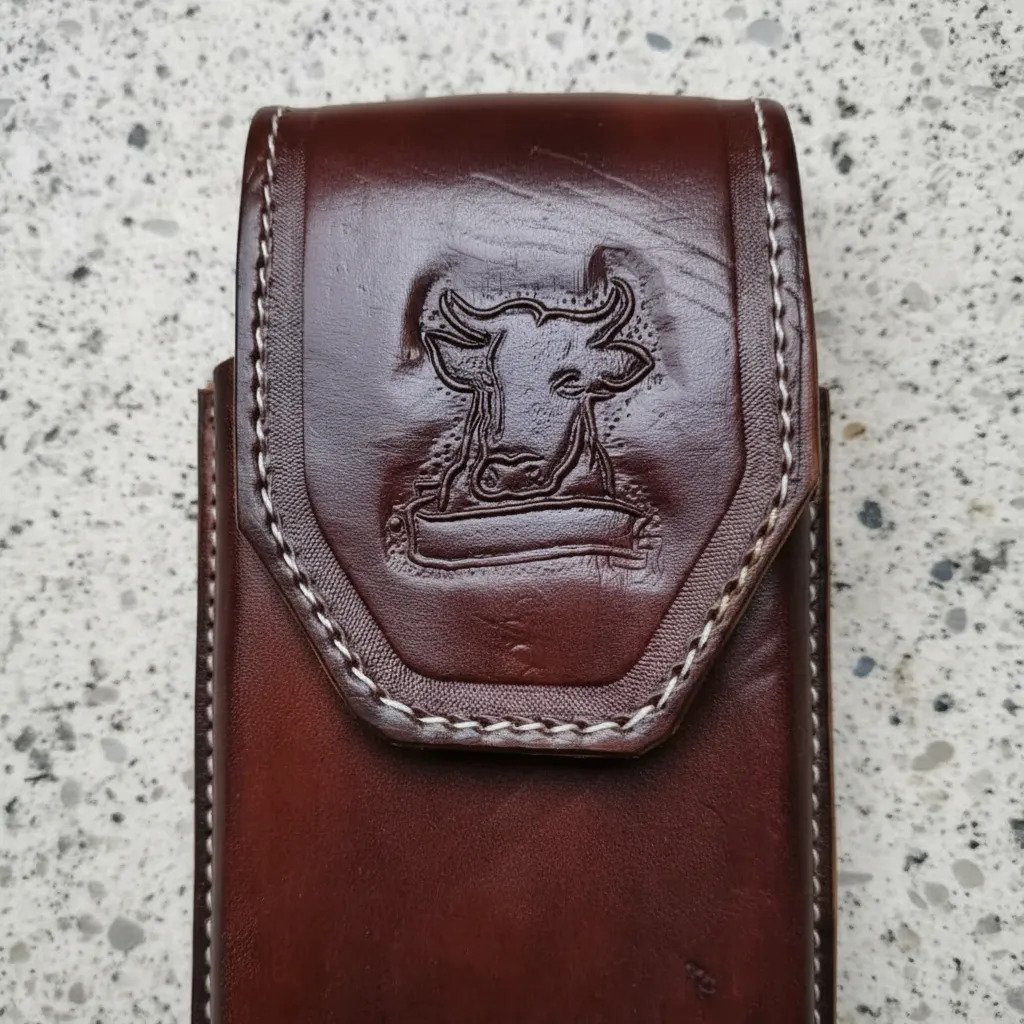 Funda Porta Celular de Piel – Nuevos Diseños - Cabeza toro tinto - Cafe tinto