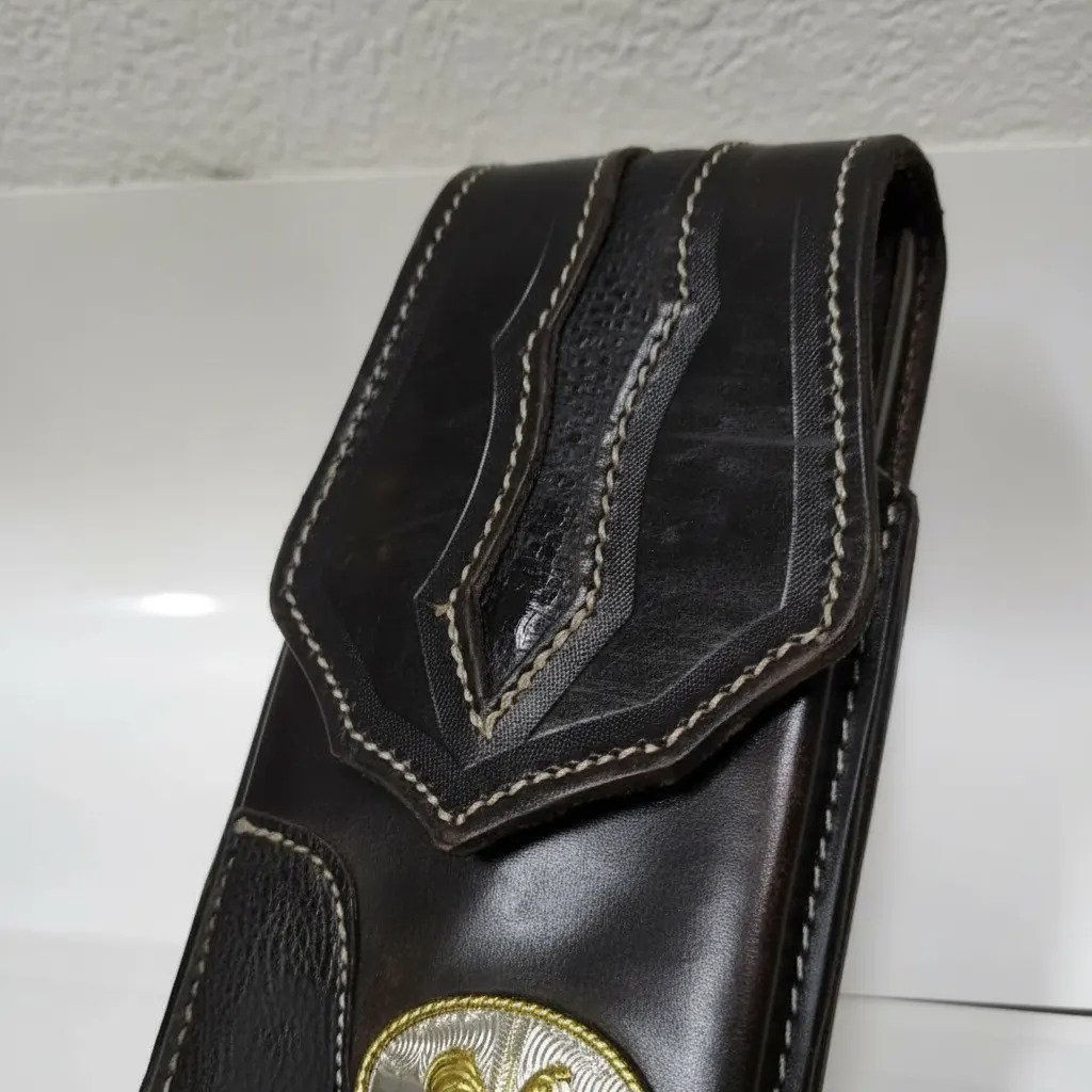 Funda Porta Celular de Piel – Nuevos Diseños - Gallo plata - Cafe oscuro