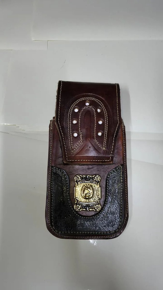 Funda Porta Celular de Piel – Nuevos Diseños - Herradura placa - Cafe oscuro